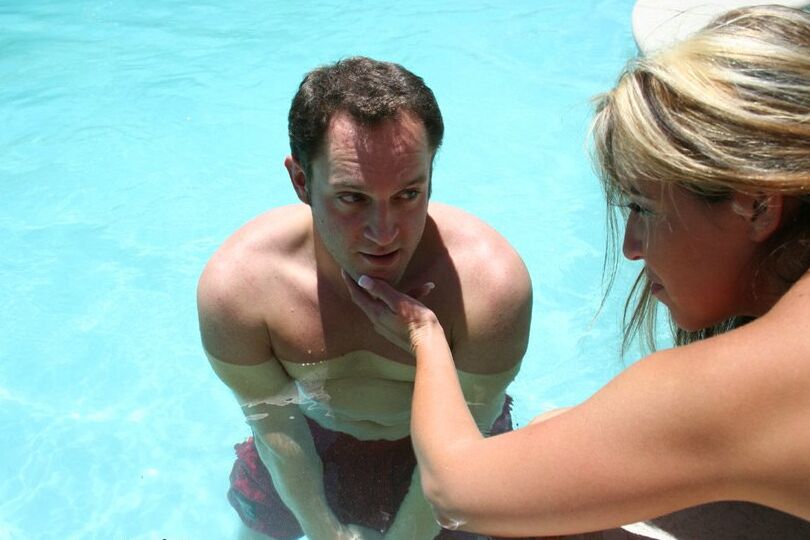 16P La hermosa MILF en bikini Kelli Tyler follada en su jugoso agujero