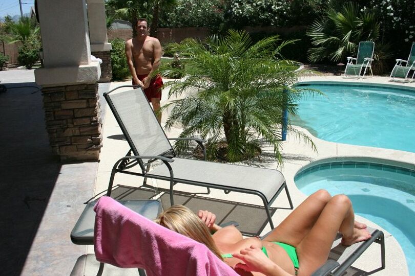 16P La hermosa MILF en bikini Kelli Tyler follada en su jugoso agujero