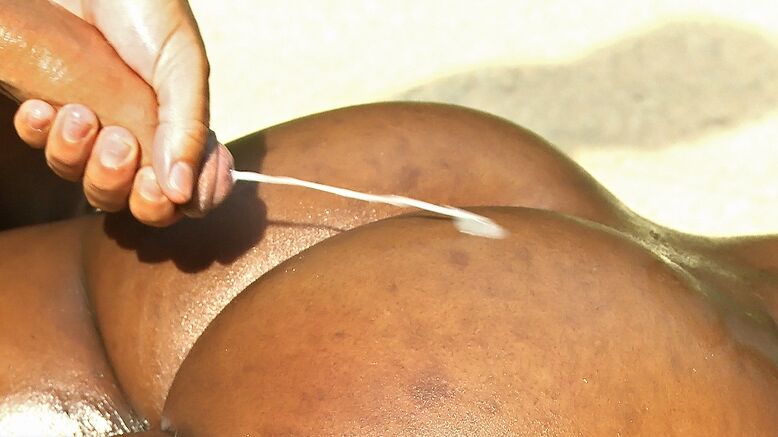 16P Black MILF de biquíni pega um pau na boceta úmida e goza na bunda