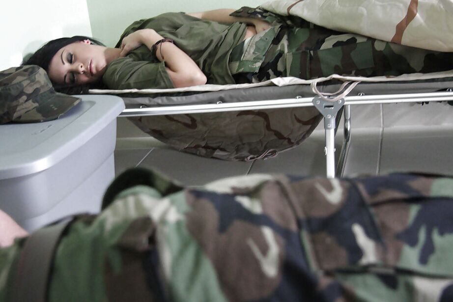 16P Nena sexy con uniforme militar Jackie Daniels taladrada por la raja