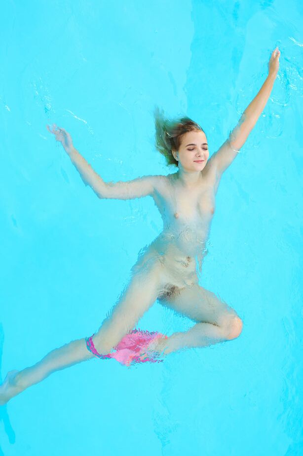 18P La agradable adolescente Chanel Fenn muestra su arbusto después de bañarse desnuda