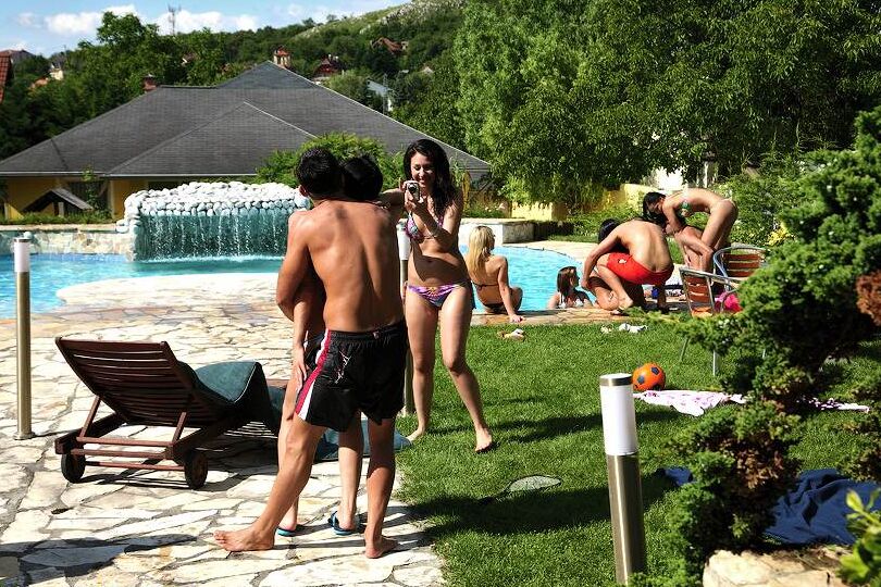 16P Bellezas cachondas dando mamadas y follando duro en la fiesta en la piscina