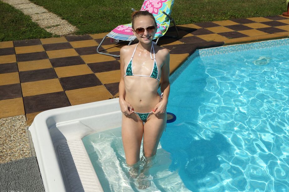 16P Junge Amateurin Lady Bug steckt ein Spekulum in ihre klaffende Muschi in der Nähe eines Pools