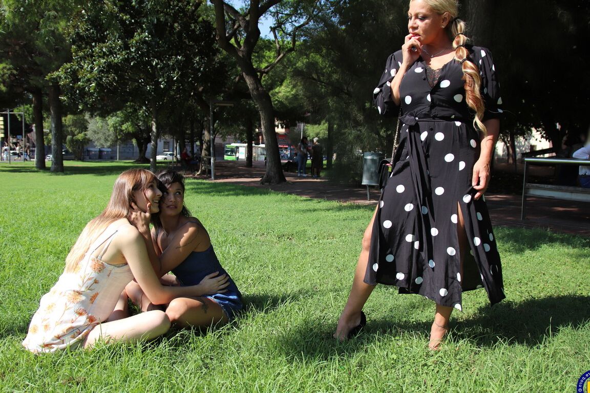 16P Three old and young lesbians make out and then some