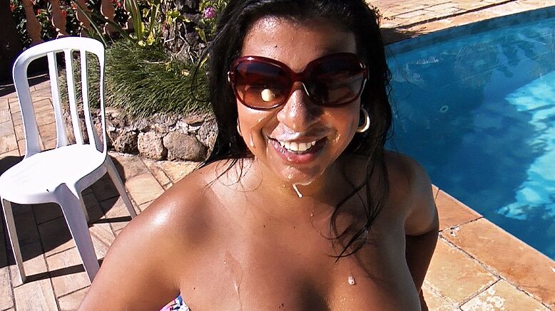 16P Sheila Morena, une latina mature et ronde, se fait pilonner la chatte à la piscine.
