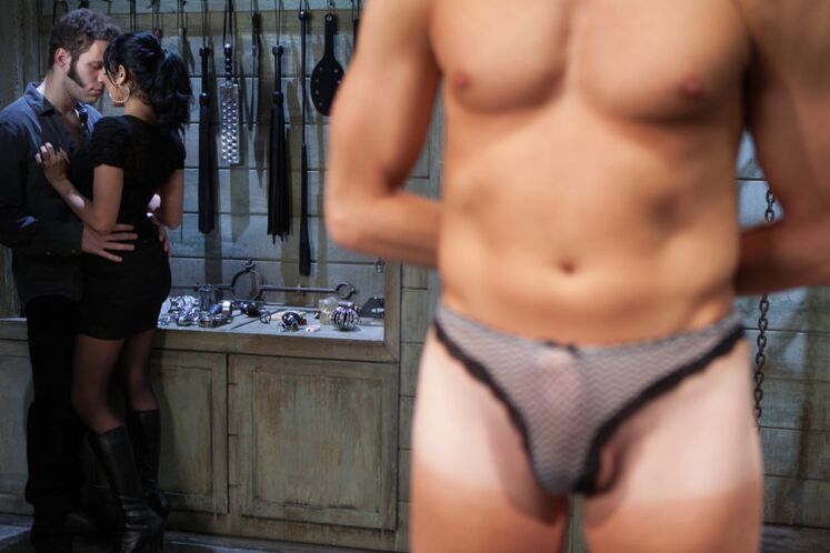 12P 愛人は武器庫に来ると思って来た男性モデルを寝取る