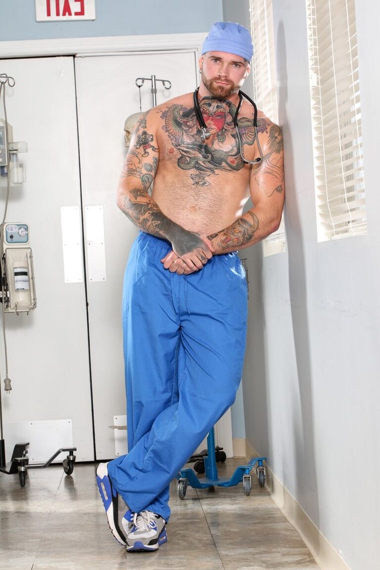 15P A enfermeira sexy Spencer Bradley faz um 3some com um médico bi e um paciente do sexo masculino