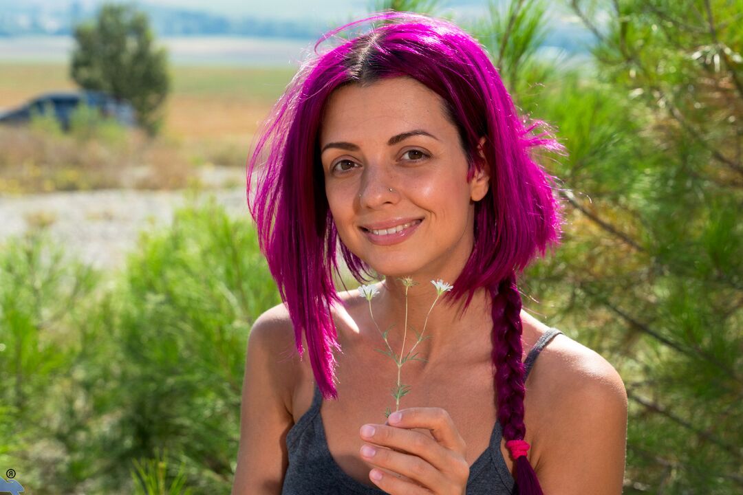 16P L'amatrice Victoria Rainbow arbore des cheveux teints tout en se déshabillant près des buissons