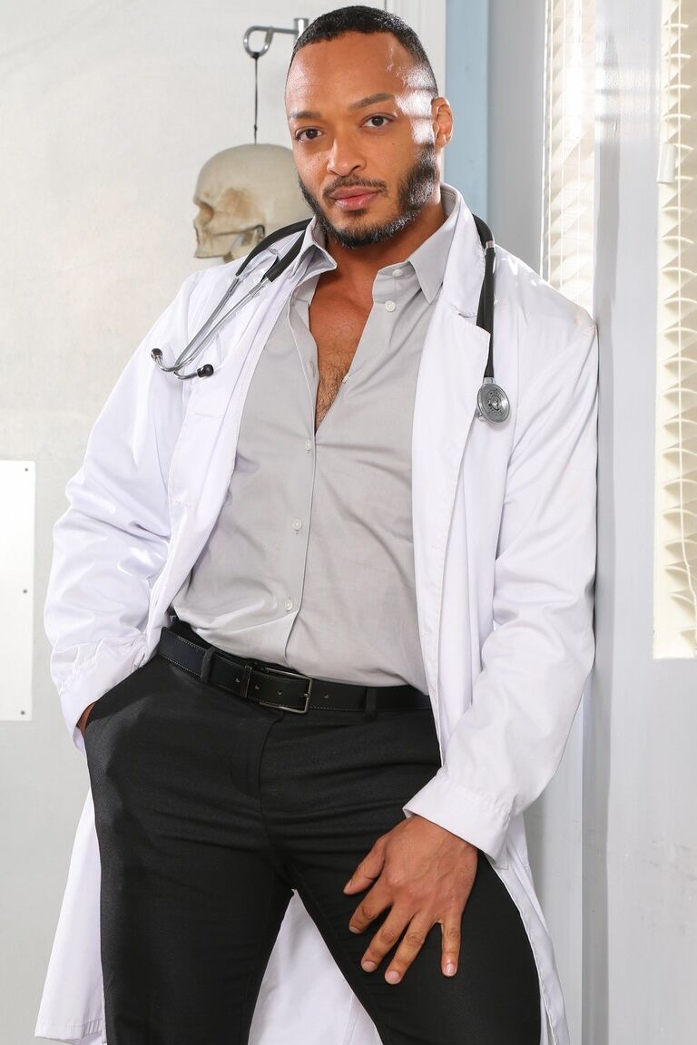 15P Blonde nurse Zoe Sparx has a 3some with a bisexual doctor and a male patient