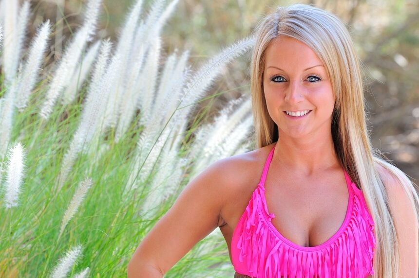 16P Rubia cachonda se quita las bragas del bikini y luego se mete el coño afeitado en el parque
