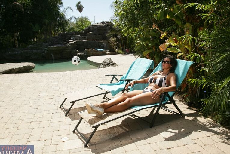 16P La brune mature Persia Monir se déshabille de son bikini et se fait baiser en plein air