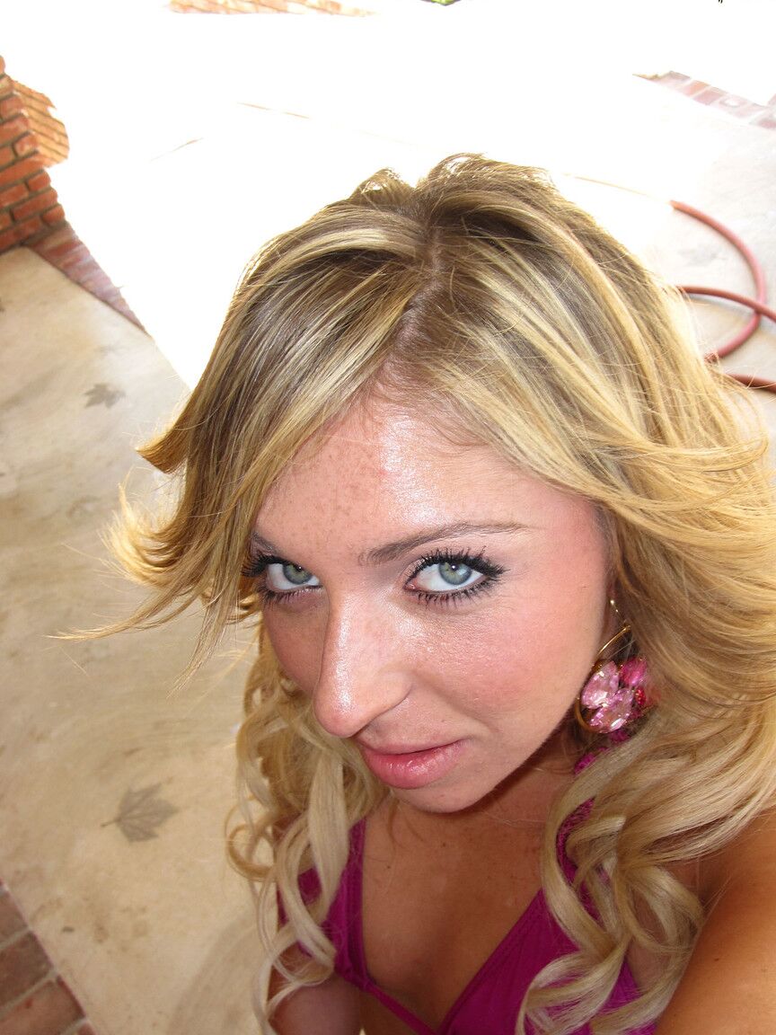 17P A loira esbelta Jaelyn Fox posa em roupas sexy