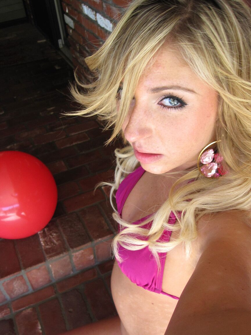 17P A loira esbelta Jaelyn Fox posa em roupas sexy