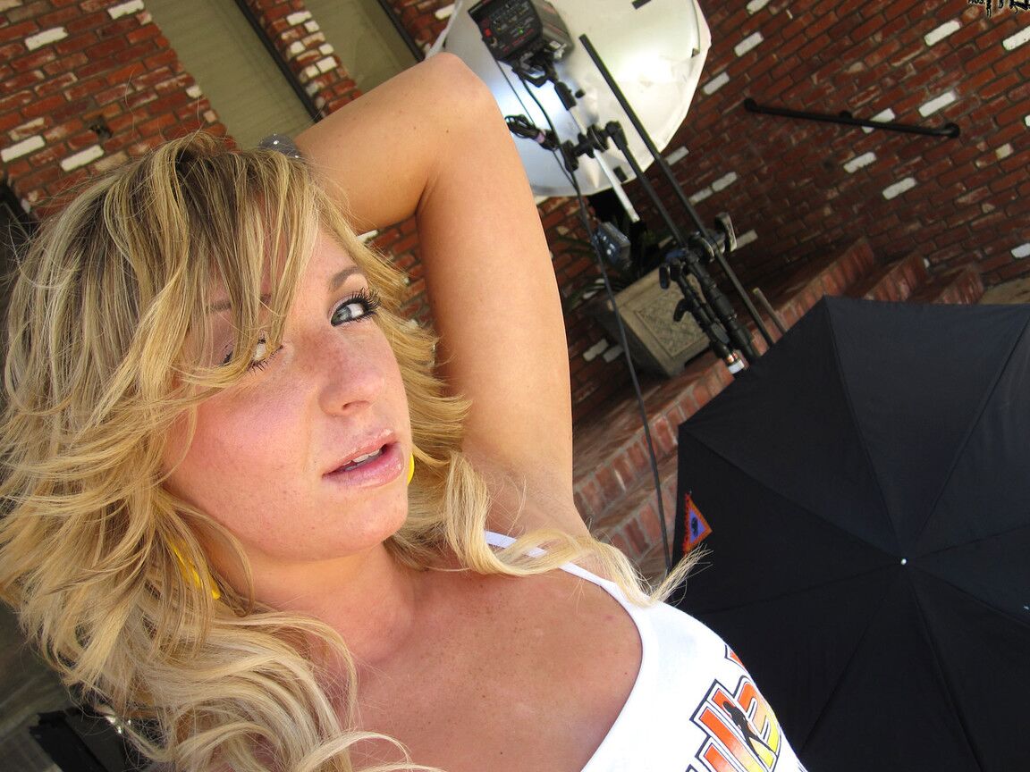 17P A loira esbelta Jaelyn Fox posa em roupas sexy