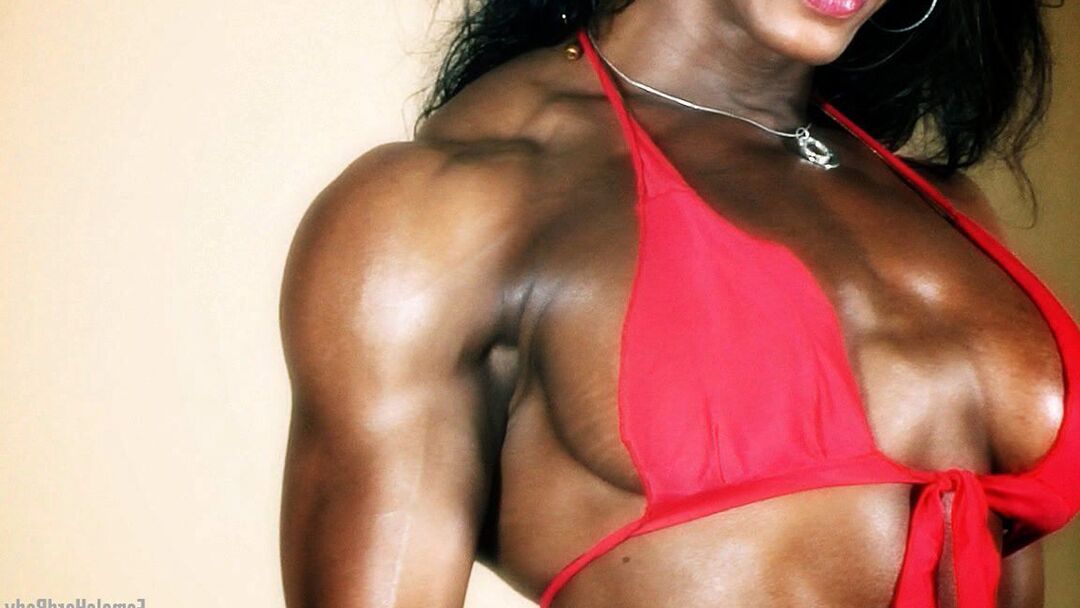 A fisiculturista 15P Ebony Alexis Ellis mostra seu físico rasgado na parte de baixo do biquíni