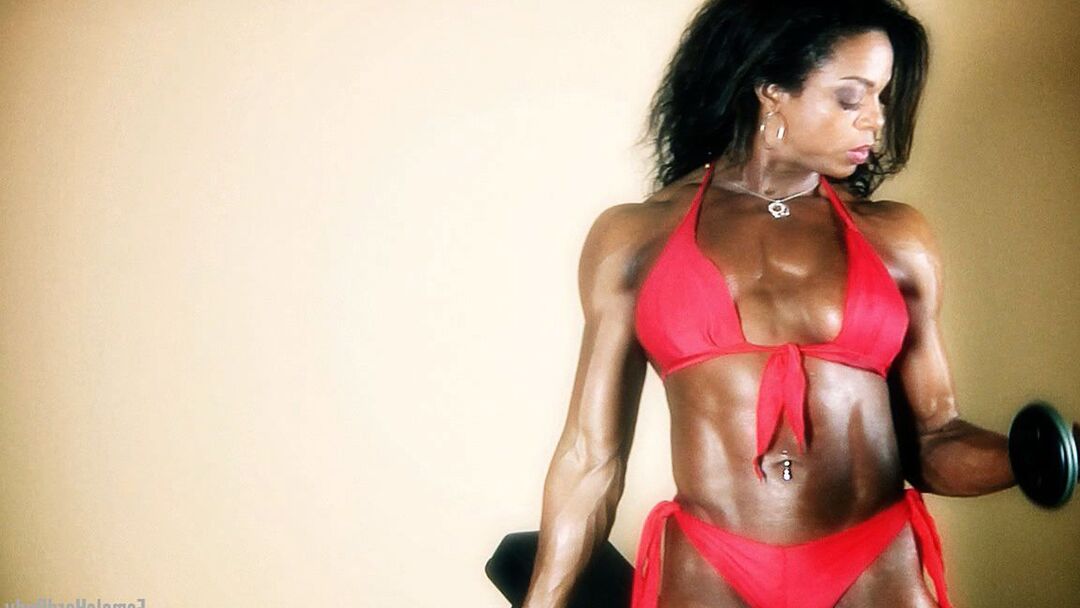 A fisiculturista 15P Ebony Alexis Ellis mostra seu físico rasgado na parte de baixo do biquíni