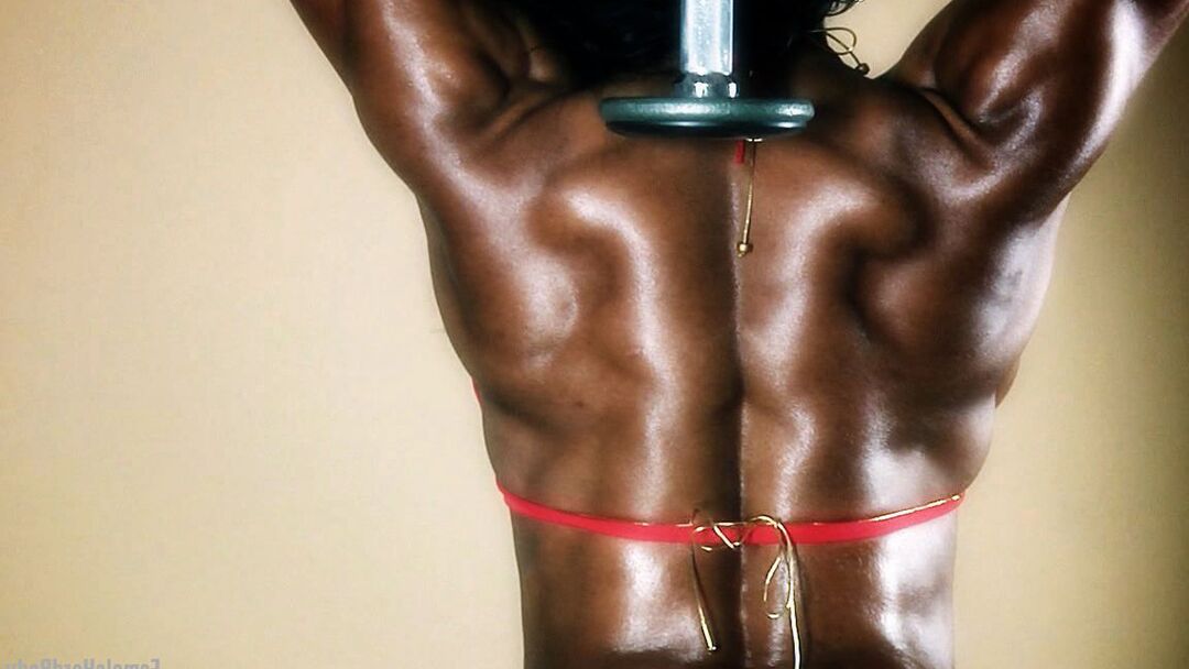 A fisiculturista 15P Ebony Alexis Ellis mostra seu físico rasgado na parte de baixo do biquíni