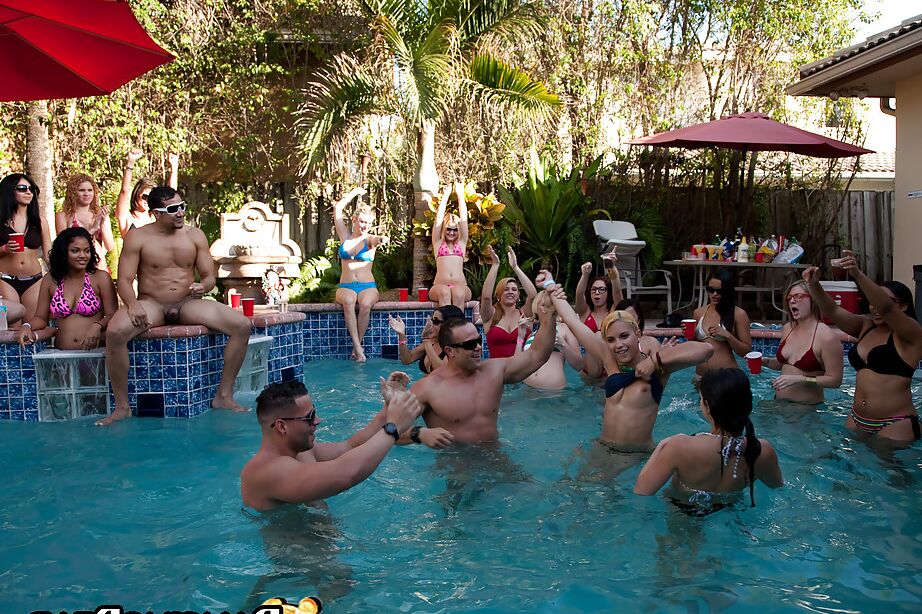16P Geile Babes im Bikini lutschen große Schwänze auf der Sexparty am Pool