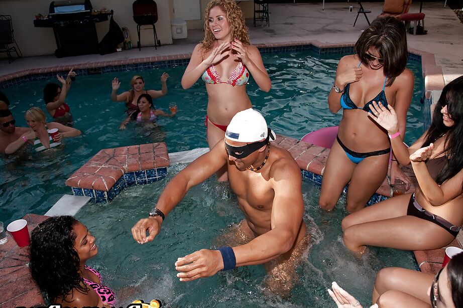 16P Geile Babes im Bikini lutschen große Schwänze auf der Sexparty am Pool