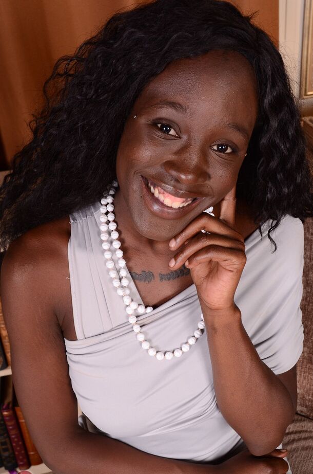 16P La negra amateur London Blaq se desnuda antes de mostrar su coño rosado