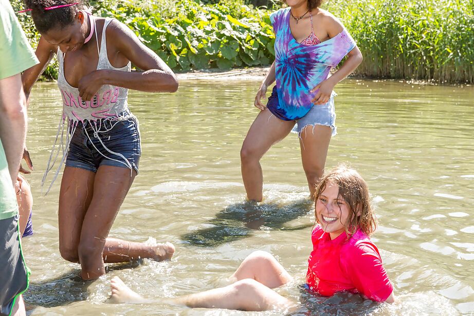 16P Amateure europäische Jungen und Mädchen ringen nackt draußen am Strand