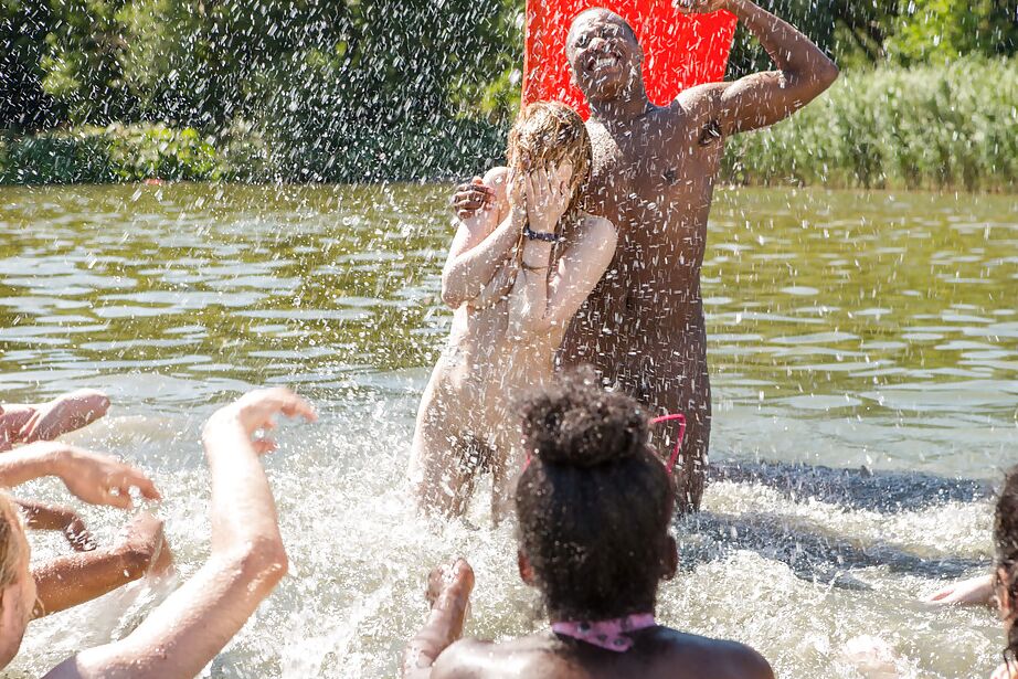 16P Amateure europäische Jungen und Mädchen ringen nackt draußen am Strand