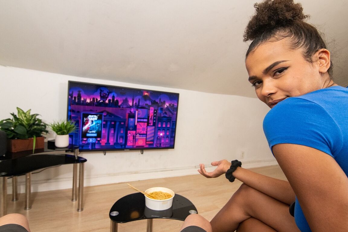 21P Sexy adolescente de ébano Alina Ali dando prazer à sua buceta aparada com carne branca