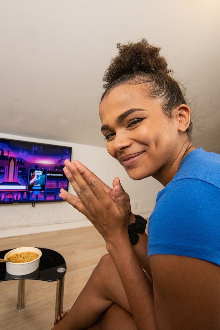 21P Sexy adolescente de ébano Alina Ali dando prazer à sua buceta aparada com carne branca