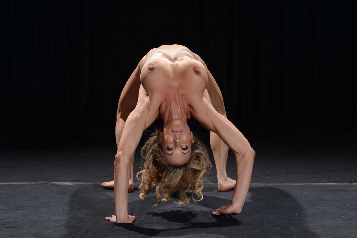 17P Chica rubia tetona muestra sus movimientos de yoga desnuda después de quitarse el bikini