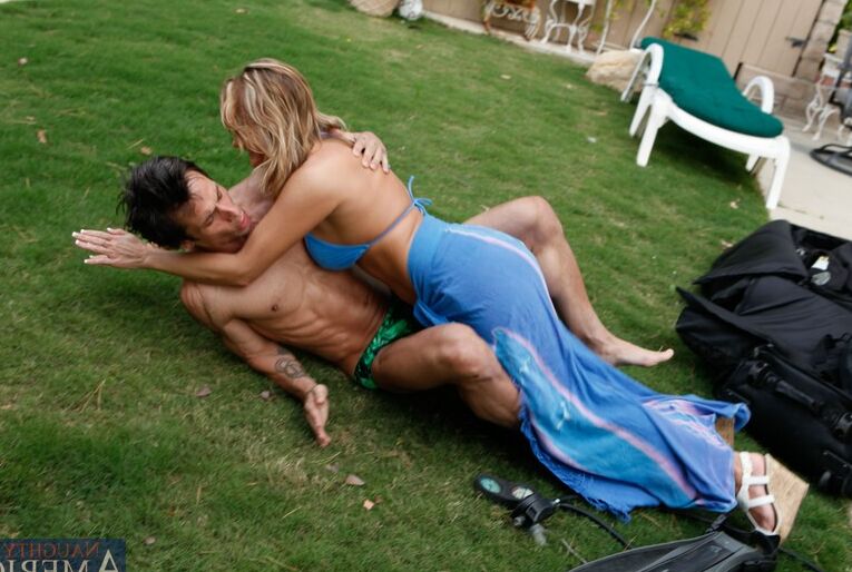 16P Safada MILF Becca Blossoms dá uma chupada e leva uma surra hardcore