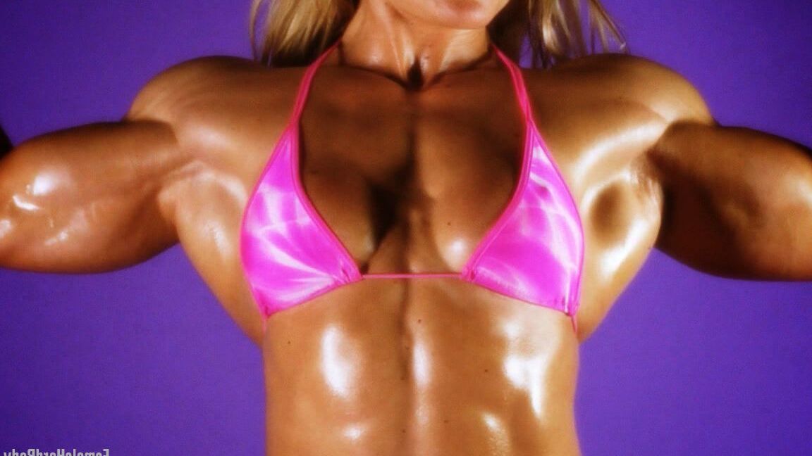 21P La bodybuildeuse blonde Brigita Brezovac montre son corps musclé bronzé en bikini
