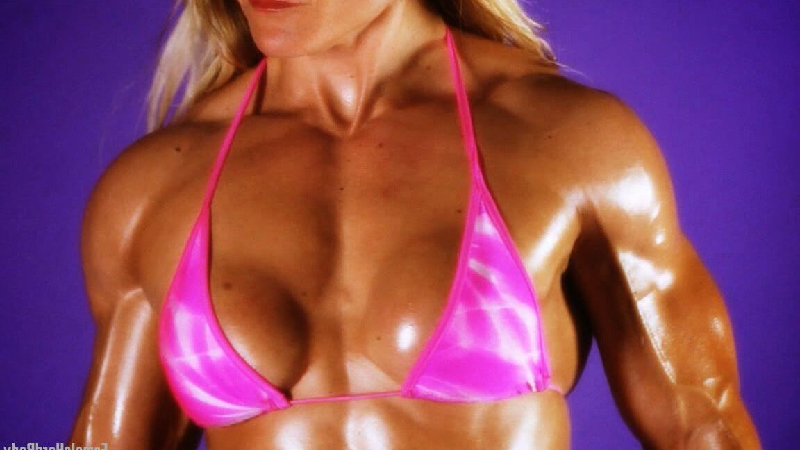 21P La bodybuildeuse blonde Brigita Brezovac montre son corps musclé bronzé en bikini