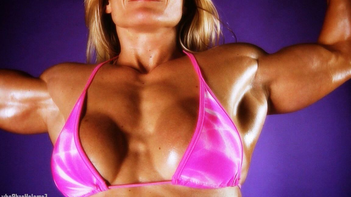 21P La bodybuildeuse blonde Brigita Brezovac montre son corps musclé bronzé en bikini