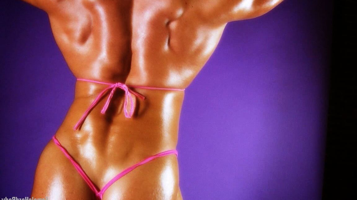 21P La bodybuildeuse blonde Brigita Brezovac montre son corps musclé bronzé en bikini