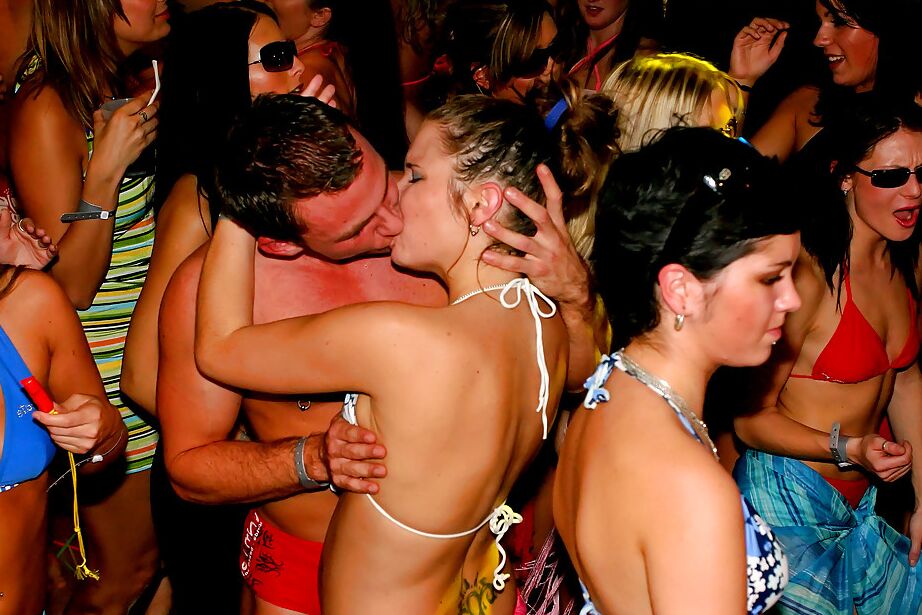 16P Sacanagens se divertindo lésbicas e sendo fodidas na festa de sexo hardcore