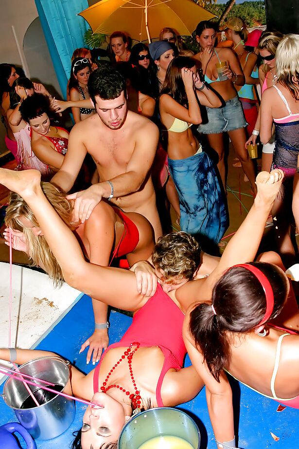 16P Sacanagens se divertindo lésbicas e sendo fodidas na festa de sexo hardcore