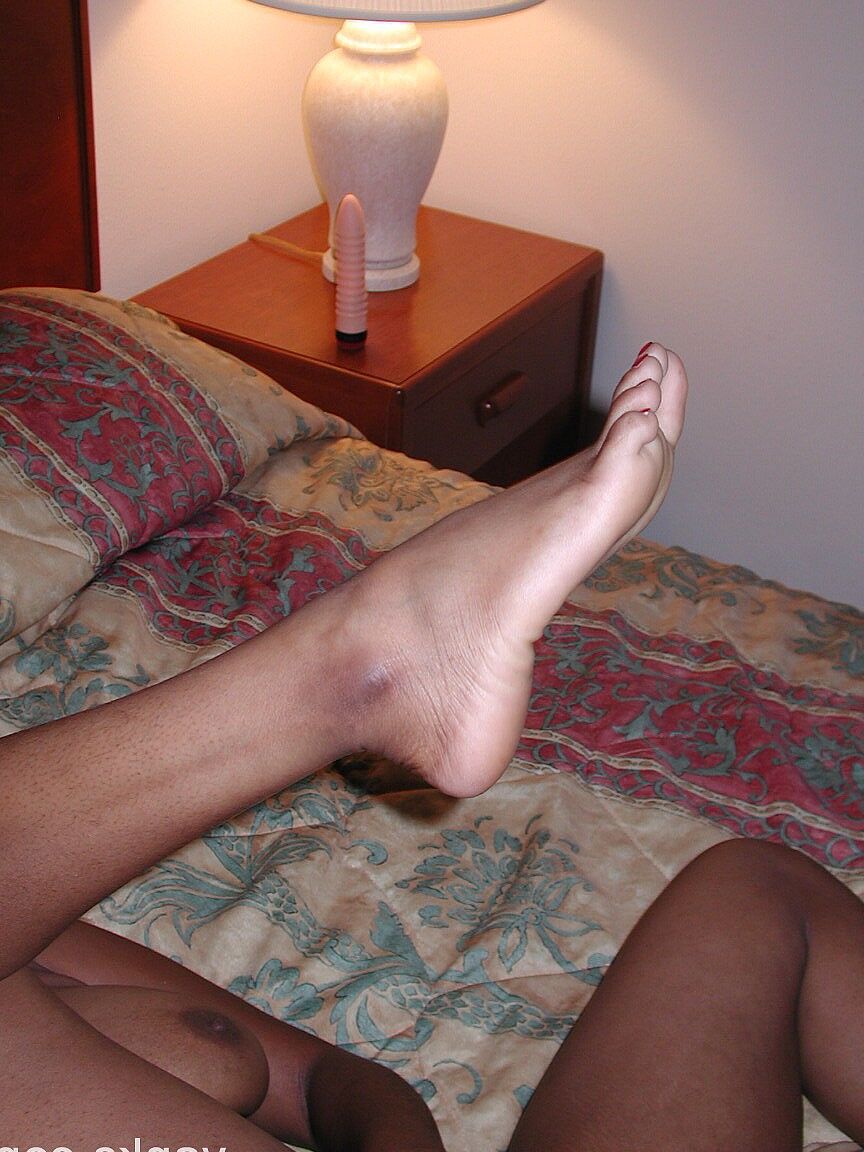 17P A gata de ébano curvilínea Tammy mostra seu corpo natural e se masturba na cama