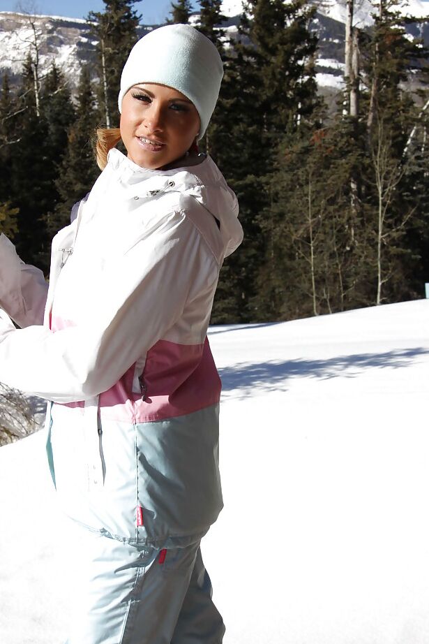 16P Jessica Nyx, une jeune femme aux gros seins, enlève sa tenue de sport et son bikini en plein air.