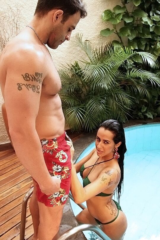 Die 16P feuchte Latina-Frau Nicolle Bitencourt gibt neben einem Schwimmbad einen Blowjob