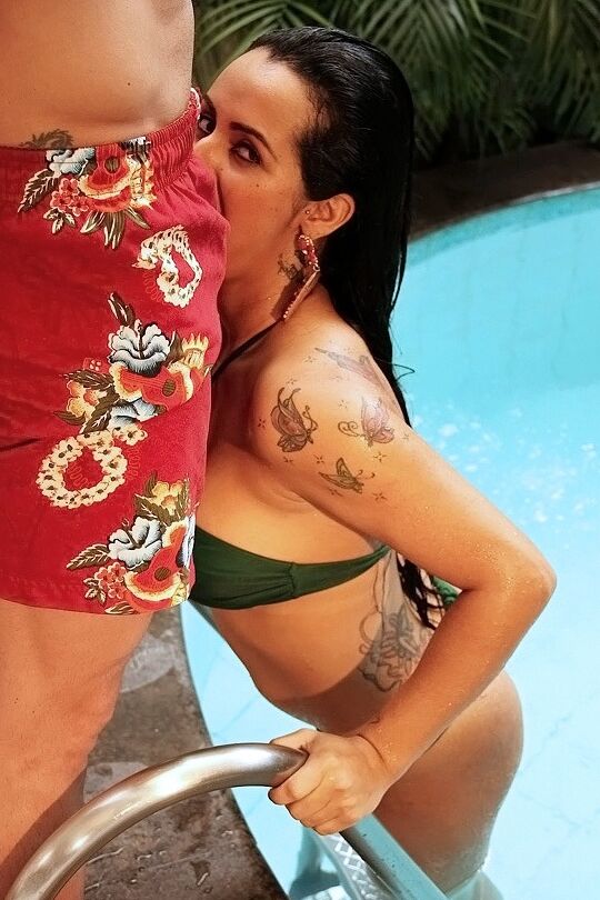Die 16P feuchte Latina-Frau Nicolle Bitencourt gibt neben einem Schwimmbad einen Blowjob