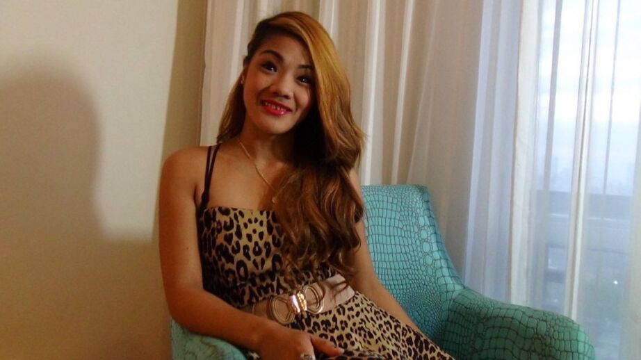 18P Vídeo porno de sexo entre un hombre y Monique que aceptó ser follada ante la cámara
