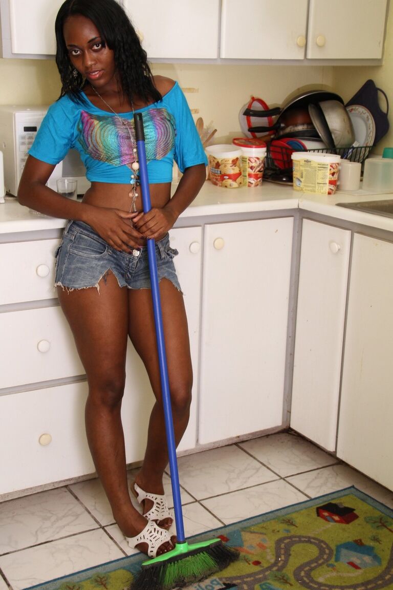 21P La traviesa Renee de ébano mostrando su mojado coño peludo en la cocina