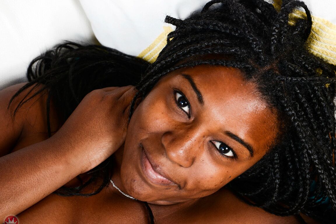18P Black BBW Janelle Taylor se desnuda antes de mostrar el rosa de su coño