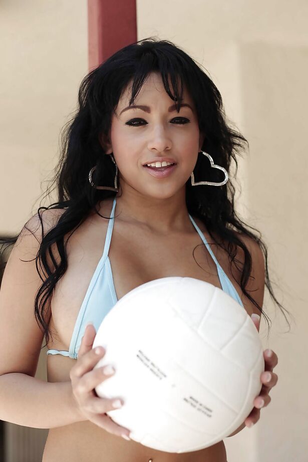 16P La latina de grandes tetas Abella Anderson practica deportes y se desnuda