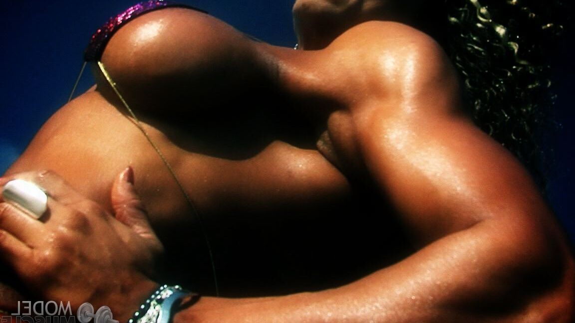Le bodybuilder 21P Alexis Ellis montre ses muscles