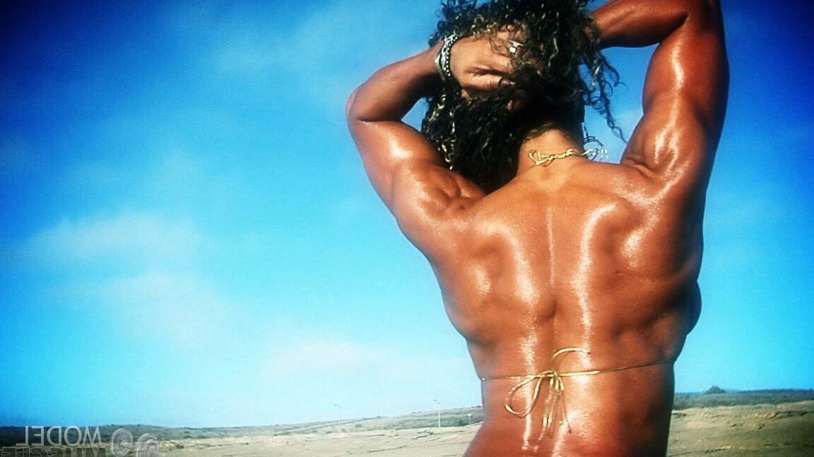 Le bodybuilder 21P Alexis Ellis montre ses muscles