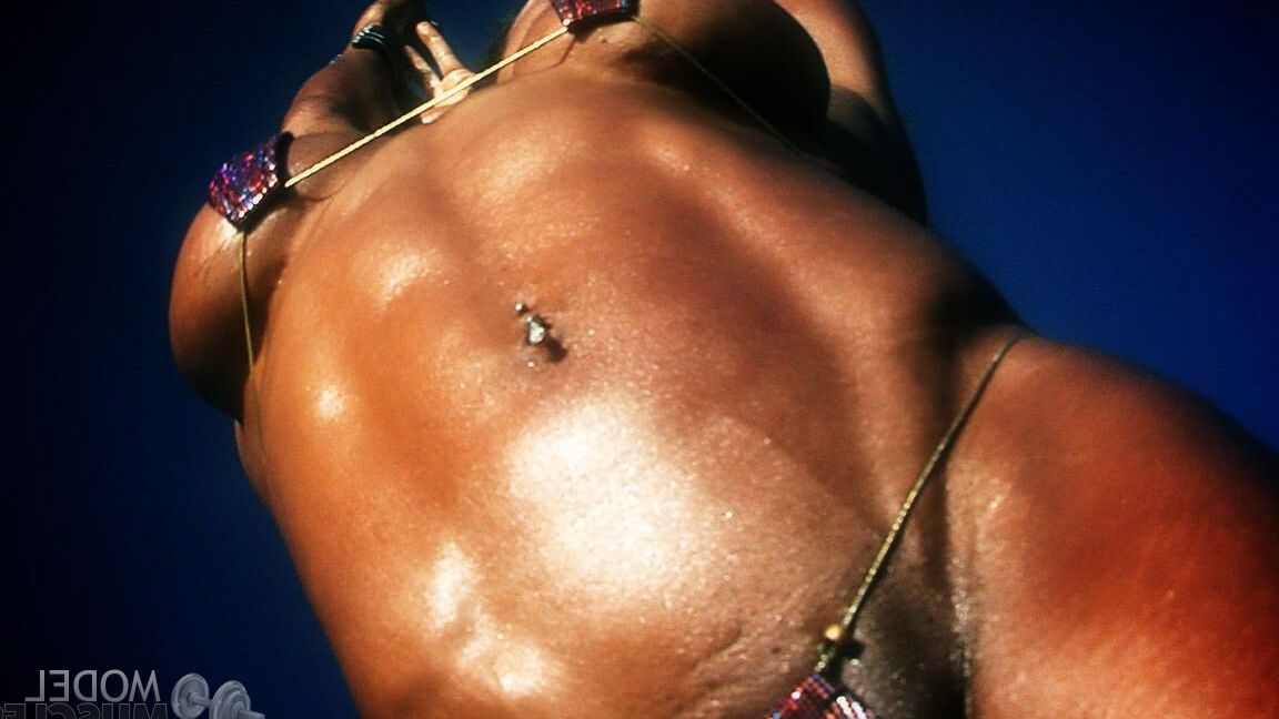 Le bodybuilder 21P Alexis Ellis montre ses muscles