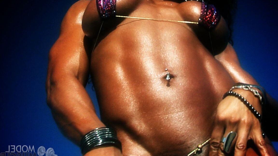 Le bodybuilder 21P Alexis Ellis montre ses muscles