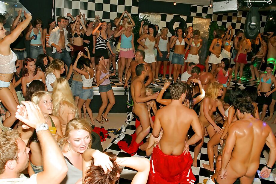 16P Des filles affamées de bites montrent leurs talents de pipe et d'équitation lors d'une soirée sexe