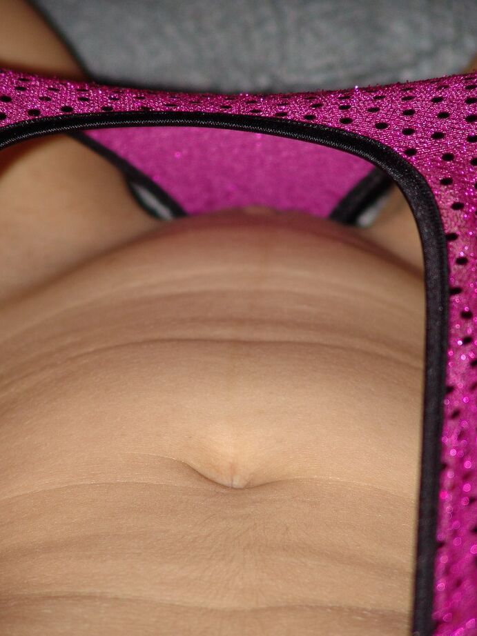 20P L'amatrice blonde Sweet Susi enlève son maillot de bain pour se déshabiller sur du matériel de gym